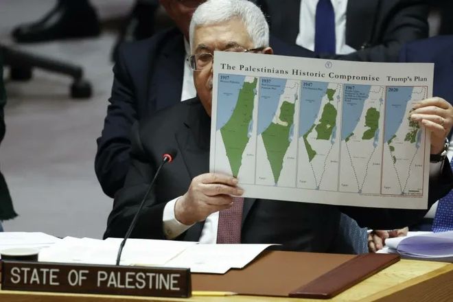 巴勒斯坦人在联合国大会上，举着一张巴勒斯坦的国土面积变化图！